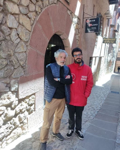 Carlos Iglesias realizando la visita guiada en Albarracín con Jesús de ANDADOR Visitas Guiadas